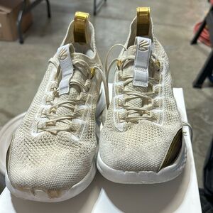 Basketball shoes